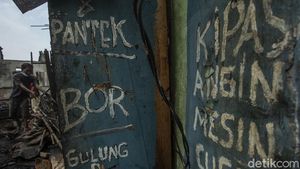 Mereka Mencari yang Tersisa, Usai Kebakaran di Grogol