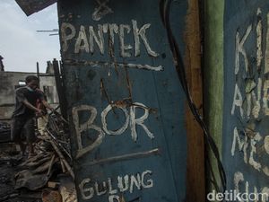 Mereka Mencari yang Tersisa, Usai Kebakaran di Grogol Mereka Mencari yang Tersisa, Usai Kebakaran di Grogol