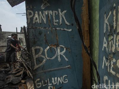 Mereka Mencari yang Tersisa, Usai Kebakaran di Grogol