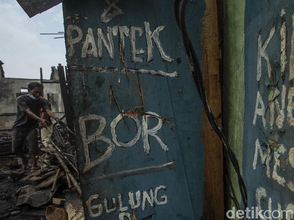 Mereka Mencari yang Tersisa, Usai Kebakaran di Grogol