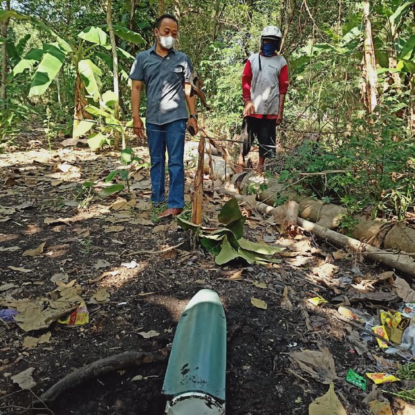 komponen pesawat jatuh di ngawi