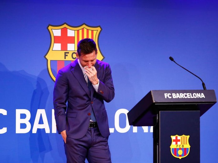 BARCELONA, SPAIN - AUGUST 08: Lionel Messi of FC Barcelona faces the media during a press conference at Nou Camp on August 08, 2021 in Barcelona, Spain. (Photo by Eric Alonso/Getty Images)