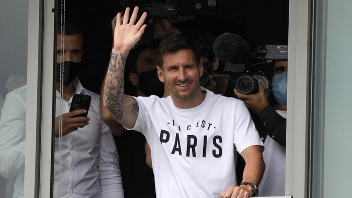 Lionel Messi waves after arriving at Le Bourget airport, north of Paris, Tuesday, Aug. 10, 2021. Lionel Messi finalized agreement on his Paris Saint-Germain contract and was flying to France on Tuesday to complete the move that confirms the end of a career-long association with Barcelona. (AP Photo/Francois Mori)