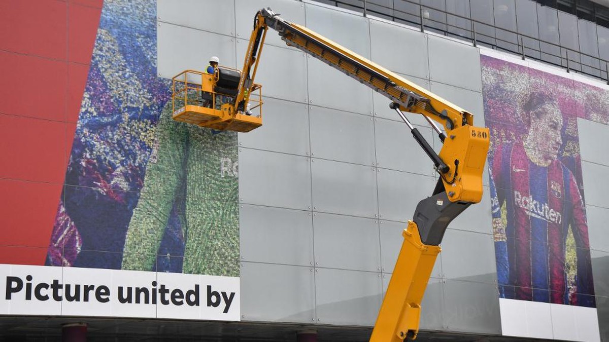 Poster-poster bergambar Lionel Messi di Stadion Camp Nou dilepas Barcelona. (Foto: PAU BARRENA/AFP)