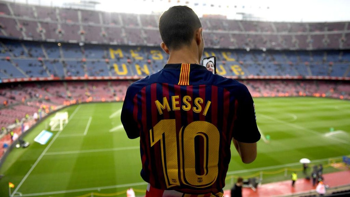 Fans Barcelona mengenakan jersey Lionel Messi dengan nomor punggung 10. (Foto: David Ramos/Getty Images)