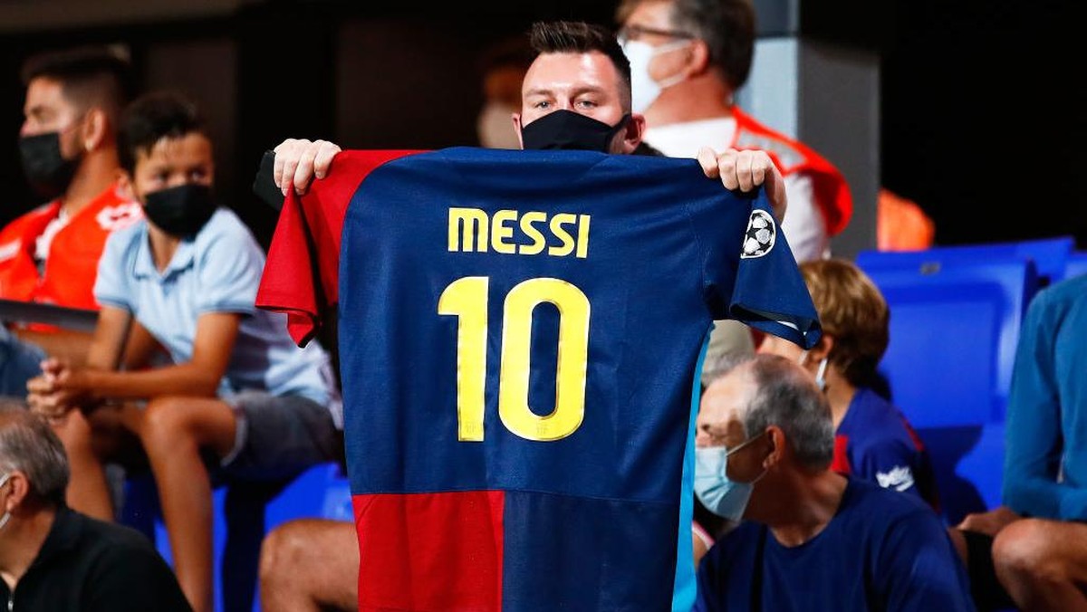 Messi mendatangkan pendapatan yang besar selama membela Barcelona. Foto: Getty Images/Eric Alonso