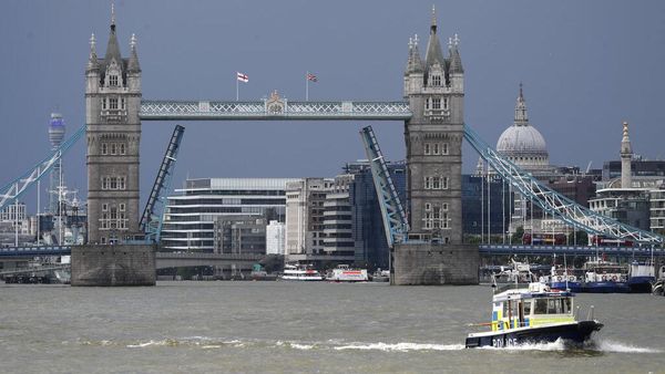 London Tower Bridge Mendadak Nyangkut Tak Bisa Turun