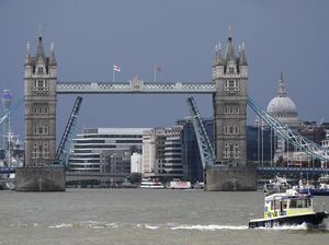 London Tower Bridge Mendadak Nyangkut Tak Bisa Turun