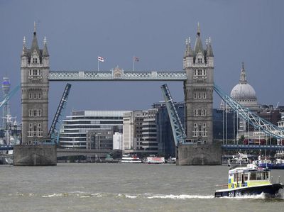 London Tower Bridge Mendadak Nyangkut Tak Bisa Turun