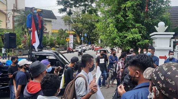 Mahasiswa Universitas Kristen Indonesia Maluku (UKIM) menggelar unjuk rasa memprotes Gubernur Maluku Murad Ismail mengutus kader PDIP sebagai calon Rektor UKIM, Selasa, (10/8)