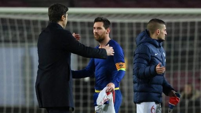 Paris Saint-Germains Argentinian head coach Mauricio Pochettino (L) speaks to Barcelonas Argentinian forward Lionel Messi next to Paris Saint-Germains Italian midfielder Marco Verratti (R) at the end of the UEFA Champions League round of 16 first leg football match between FC Barcelona and Paris Saint-Germain FC at the Camp Nou stadium in Barcelona on February 16, 2021. (Photo by LLUIS GENE / AFP)