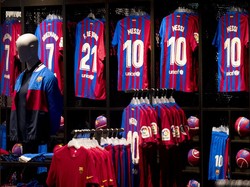 Messi Pindah ke PSG, Kausnya Masih Dijual Barcelona