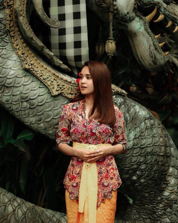 Michelle Ziudith dengan Kebaya Bali