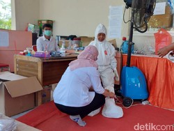 Kisah Suwarni, Nenek 68 Tahun yang Istikamah Merawat Jenazah COVID-19