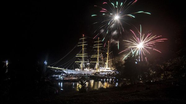 Pesta Kembang Api Lepas KRI Bima Suci Arungi Lautan Nusantara