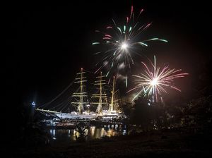 Pesta Kembang Api Lepas KRI Bima Suci Arungi Lautan Nusantara