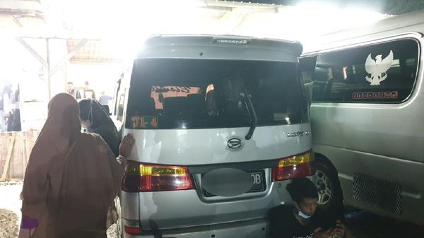 Ketahuan! Angkot Gelap Pasang Stiker Anti Putar Balik saat PPKM Langsung Ditindak