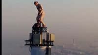 Aksi Menantang Maut Pramugari Cantik di Menara Tertinggi Dunia