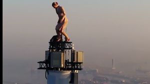 Aksi Menantang Maut Pramugari Cantik di Menara Tertinggi Dunia