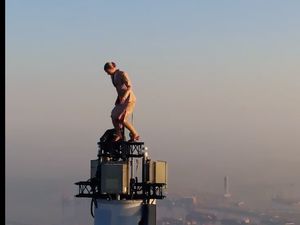 Aksi Menantang Maut Pramugari Cantik di Menara Tertinggi Dunia Aksi Menantang Maut Pramugari Cantik di Menara Tertinggi Dunia