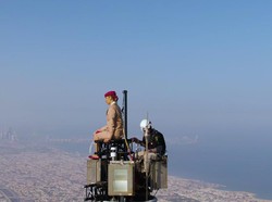 Gokil! Iklan Emirates Ajak Pramugarinya Berdiri di Puncak Burj Khalifa