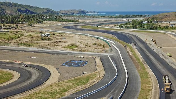 Pekerja menyelesaikan pembangunan Mandalika International Street Circuit di Kawasan Ekonomi Khusus (KEK) Mandalika, Pujut, Praya, Lombok Tengah, NTB, Selasa (10/8/2021). Mandalika Grand Prix Association (MGPA) selaku promotor dan operator sirkuit menyebutkan hingga akhir bulan Juli 2021 progres keseluruhan yang dilihat dari pekerjaan trek dan pekerjaan bangunan fasilitas pendukung di dalam trek sirkuit Mandalika sudah mencapai 89,12 persen. ANTARA FOTO/Ahmad Subaidi