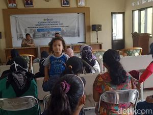 Tak Terdaftar Bansos, Puluhan Emak-emak di Majalengka Geruduk Kantor Desa