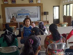 Tak Terdaftar Bansos, Puluhan Emak-emak di Majalengka Geruduk Kantor Desa