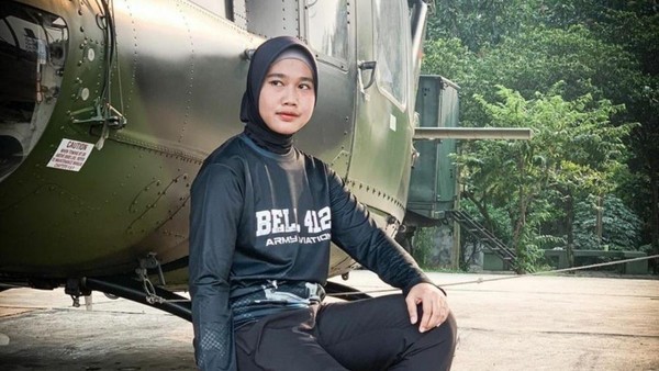 Putri Penjual Jagung Bakar Ini Sukses Jadi Pilot Wanita Pertama TNI AD Pekerjaan sebagai penjual jagung bakar sering dipandang sebelah mata tapi pria ini sukses membesarkan anak yang kini menjadi pilot. Putrinya berhasil jadi pilot wanita pertama TNI AD.