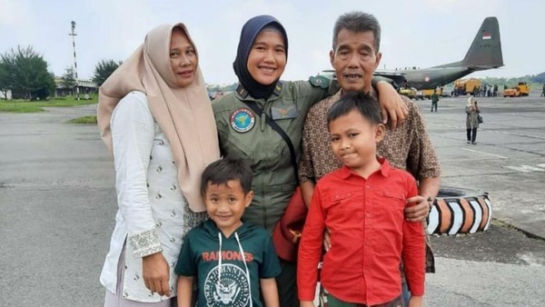 Putri Penjual Jagung Bakar Ini Sukses Jadi Pilot Wanita Pertama TNI AD Pekerjaan sebagai penjual jagung bakar sering dipandang sebelah mata tapi pria ini sukses membesarkan anak yang kini menjadi pilot. Putrinya berhasil jadi pilot wanita pertama TNI AD.