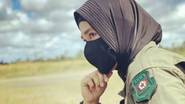 Putri Penjual Jagung Bakar Ini Sukses Jadi Pilot Wanita Pertama TNI AD Pekerjaan sebagai penjual jagung bakar sering dipandang sebelah mata tapi pria ini sukses membesarkan anak yang kini menjadi pilot. Putrinya berhasil jadi pilot wanita pertama TNI AD.