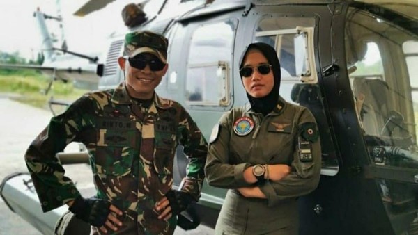 Putri Penjual Jagung Bakar Ini Sukses Jadi Pilot Wanita Pertama TNI AD Pekerjaan sebagai penjual jagung bakar sering dipandang sebelah mata tapi pria ini sukses membesarkan anak yang kini menjadi pilot. Putrinya berhasil jadi pilot wanita pertama TNI AD.