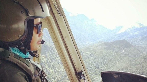 Putri Penjual Jagung Bakar Ini Sukses Jadi Pilot Wanita Pertama TNI AD Pekerjaan sebagai penjual jagung bakar sering dipandang sebelah mata tapi pria ini sukses membesarkan anak yang kini menjadi pilot. Putrinya berhasil jadi pilot wanita pertama TNI AD.