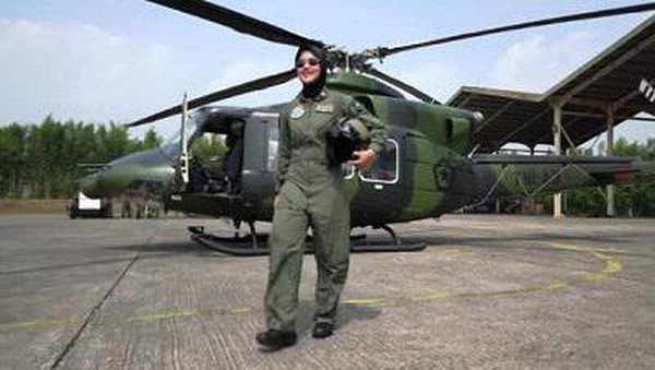 Putri Penjual Jagung Bakar Ini Sukses Jadi Pilot Wanita Pertama TNI AD Pekerjaan sebagai penjual jagung bakar sering dipandang sebelah mata tapi pria ini sukses membesarkan anak yang kini menjadi pilot. Putrinya berhasil jadi pilot wanita pertama TNI AD.