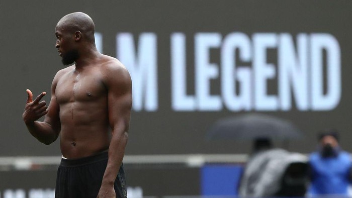 MILAN, ITALY - APRIL 11: Romelu Lukaku of FC Internazionale looks on at the end of the Serie A match between FC Internazionale  and Cagliari Calcio at Stadio Giuseppe Meazza on April 11, 2021 in Milan, Italy. (Photo by Marco Luzzani/Getty Images)