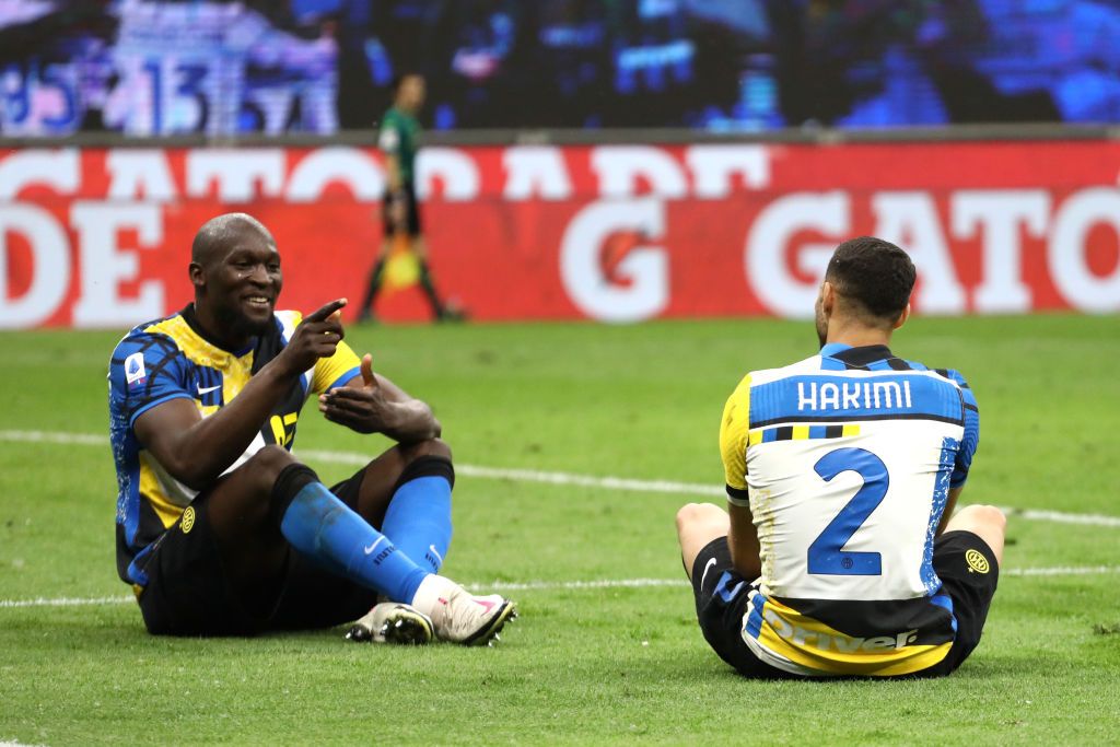 MILAN, ITALY - MAY 12: Romelu Lukaku of FC Internazionale celebrates after scoring their sides third goal with team mate Achraf Hakimi during the Serie A match between FC Internazionale and AS Roma at Stadio Giuseppe Meazza on May 12, 2021 in Milan, Italy. Sporting stadiums around Italy remain under strict restrictions due to the Coronavirus Pandemic as Government social distancing laws prohibit fans inside venues resulting in games being played behind closed doors.  (Photo by Marco Luzzani/Getty Images)