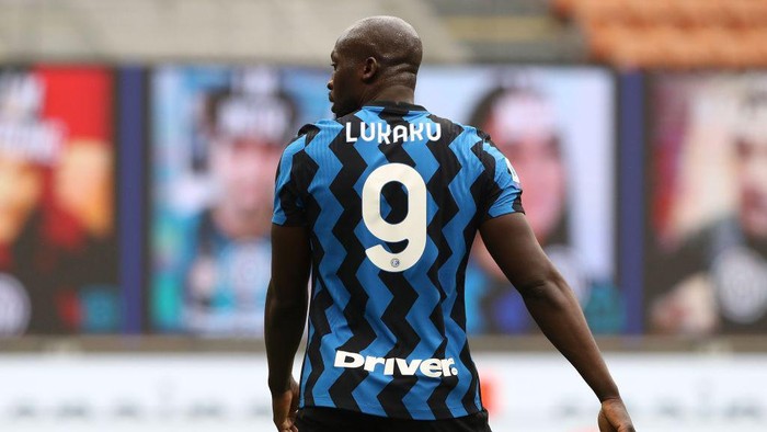 MILAN, ITALY - APRIL 11: Romelu Lukaku of FC Internazionale looks on during the Serie A match between FC Internazionale  and Cagliari Calcio at Stadio Giuseppe Meazza on April 11, 2021 in Milan, Italy. (Photo by Marco Luzzani/Getty Images)