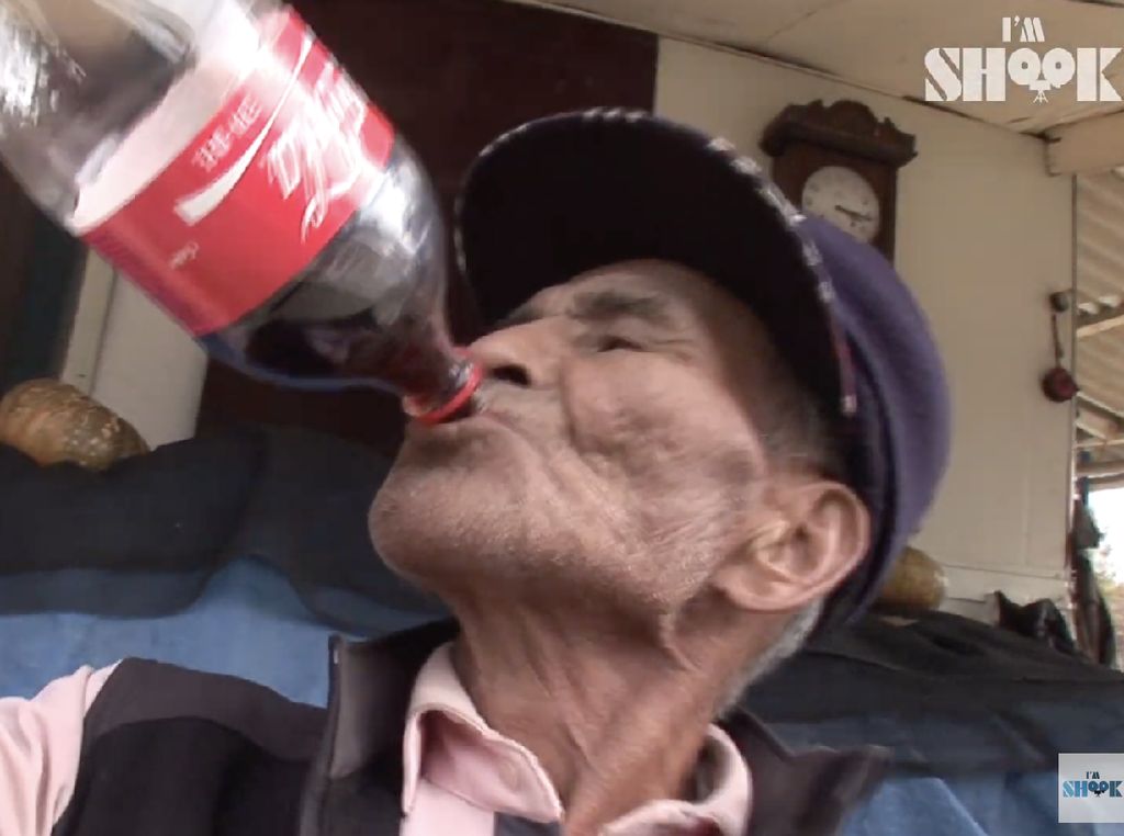 Selama 20 Tahun, Kakek Ini Makan Nasi Pakai Kuah Coca-Cola!