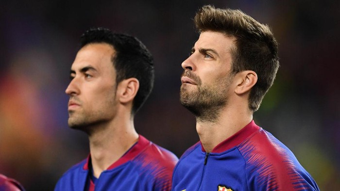 BARCELONA, SPAIN - APRIL 16: Sergio Busquets and Gerard Pique of FC Barcelona looks on during the UEFA Champions League Quarter Final second leg match between FC Barcelona and Manchester United at Camp Nou on April 16, 2019 in Barcelona, Spain. (Photo by David Ramos/Getty Images)