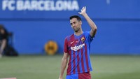 Masuk ke sektor gelandang, Pedri memilih tiga nama yang mudah ditebak. Kapten Barcelona saat ini, Sergio Busquets menempati posisi gelandang bertahan. Foto: AFP/PAU BARRENA