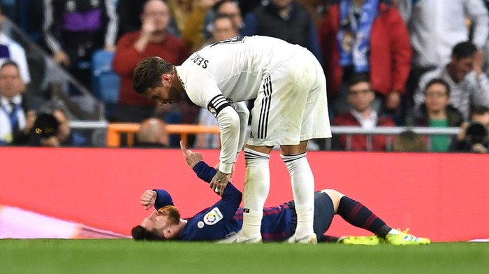 MADRID, SPAIN - MARCH 02:  Lionel Messi of Barcelona and Sergio Ramos of Real Madrid argue during the La Liga match between Real Madrid CF and FC Barcelona at Estadio Santiago Bernabeu on March 02, 2019 in Madrid, Spain. (Photo by David Ramos/Getty Images)