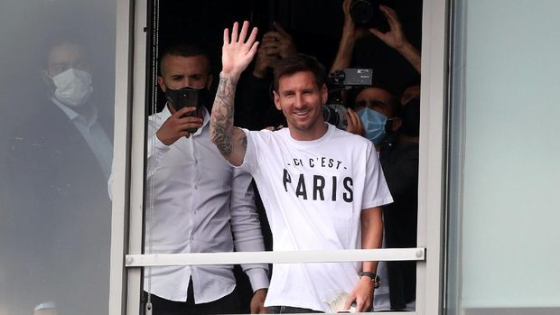 Soccer Football - Lionel Messi arrives in Paris to join Paris St Germain - Paris-Le Bourget Airport, Paris, France - August 10, 2021 Lionel Messi waves as he arrives in Paris REUTERS/Yves Herman     TPX IMAGES OF THE DAY