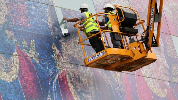 Soccer Football - Lionel Messi leaves FC Barcelona - Camp Nou, Barcelona, Spain - August 10, 2021 An image of Lionel Messi is seen being taken down outside the Camp Nou REUTERS/Nacho Doce