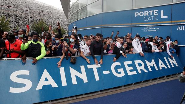 SOCCER-SPAIN-FCB/MESSI Soccer Football - Fans await the potential arrival of Lionel Messi in Paris before his expected signing for Paris St Germain - Parc de Princes, Paris, France - August 9, 2021 Fans await the arrival of Lionel Messi at the Parc de Princes before his expected signing for Paris St Germain REUTERS/Yves Herman REFILE - CORRECTING LOCATION