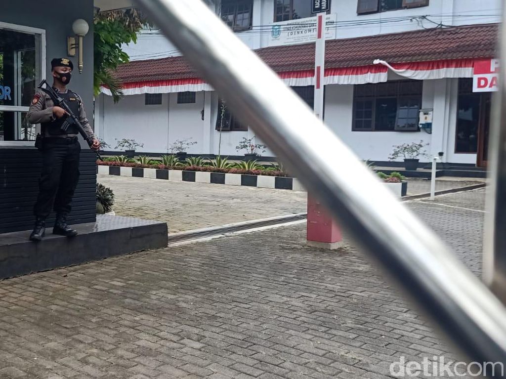 Petugas Berompi KPK Bawa 2 Koper Hitam dari Kantor Bupati Banjarnegara