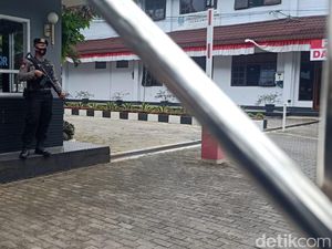 Petugas Berompi KPK Bawa 2 Koper Hitam dari Kantor Bupati Banjarnegara Petugas Berompi KPK Bawa 2 Koper Hitam dari Kantor Bupati Banjarnegara