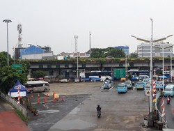 Suasana Terminal Kampung Melayu Saat Perpanjangan PPKM Level 4
