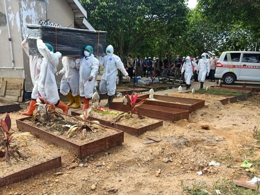 Kasus Kematian COVID di Kalsel Melonjak, Brimob Makamkan Jenazah Tiap Hari Kasus Kematian COVID di Kalsel Melonjak, Brimob Makamkan Jenazah Tiap Hari