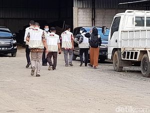 Petugas Berompi KPK Juga Geledah Rumah Lain di Banjarnegara