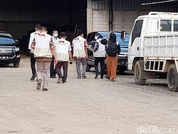 Petugas Berompi KPK Juga Geledah Rumah Lain di Banjarnegara